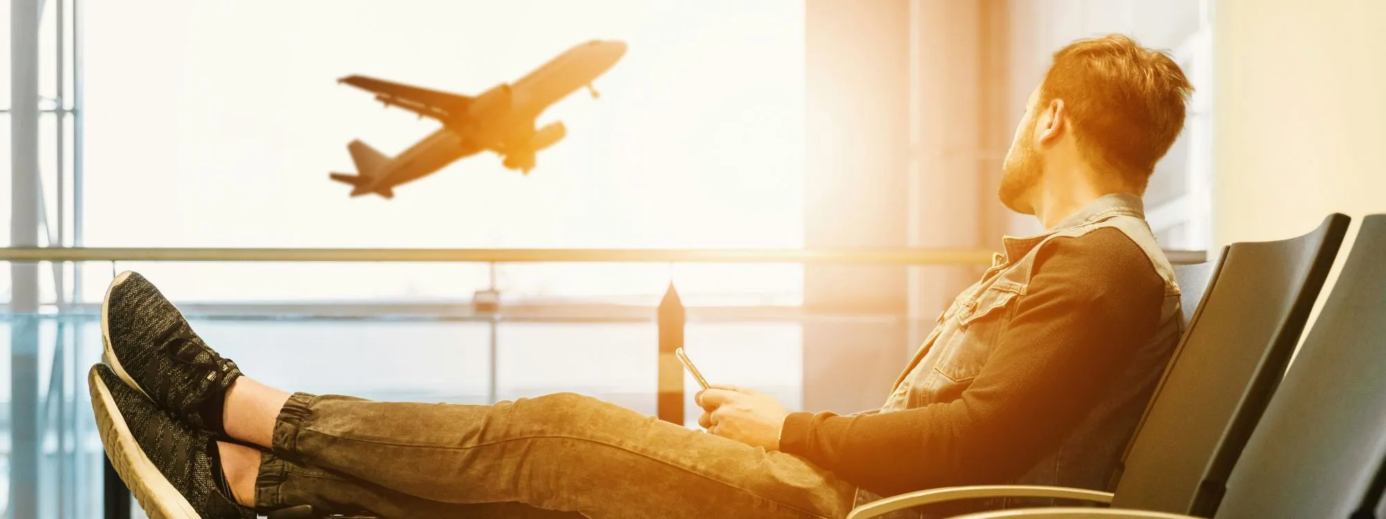 Voyageur seul à l'aéroport avant un départ en mission d'écovolontariat